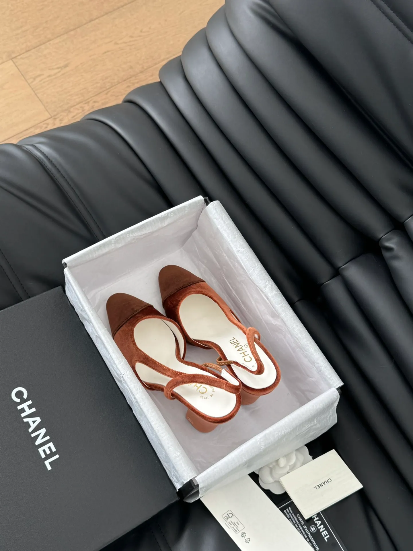 Factory direct sales p500🐘🐘Women's shoes, women's clothing, Chanel classic slingback sandals, I have been making this model for the past few years. This year, we will re-purchase the version and make a detailed copy again. I found that the upper lines and body comfort of the new version have been slightly adjusted! The brand won't say anything because the overall appearance difference is not big and it doesn't affect wearing. All colors now produced are produced according to the latest styles! What you buy is the latest classic model from the counter, made of imported mixed sheepskin surface material, imported mixed sheepskin, and Italian imported cowhide leather soles! High heels 6.5cm Size:35-39 Other sizes can be customized
